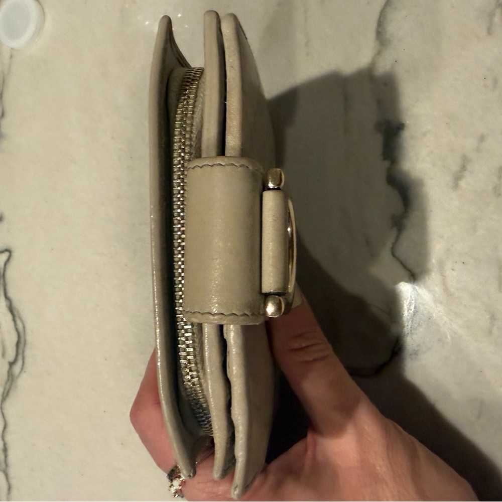 Gucci Beige GG Embossed Leather Bifold Wallet Gold D-Clasp Vintage Authentic - Picture 6 of 16